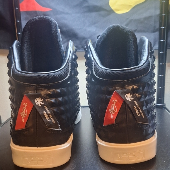 Mens Size 12 Nike Lebron Sneakers - Picture 3 of 8